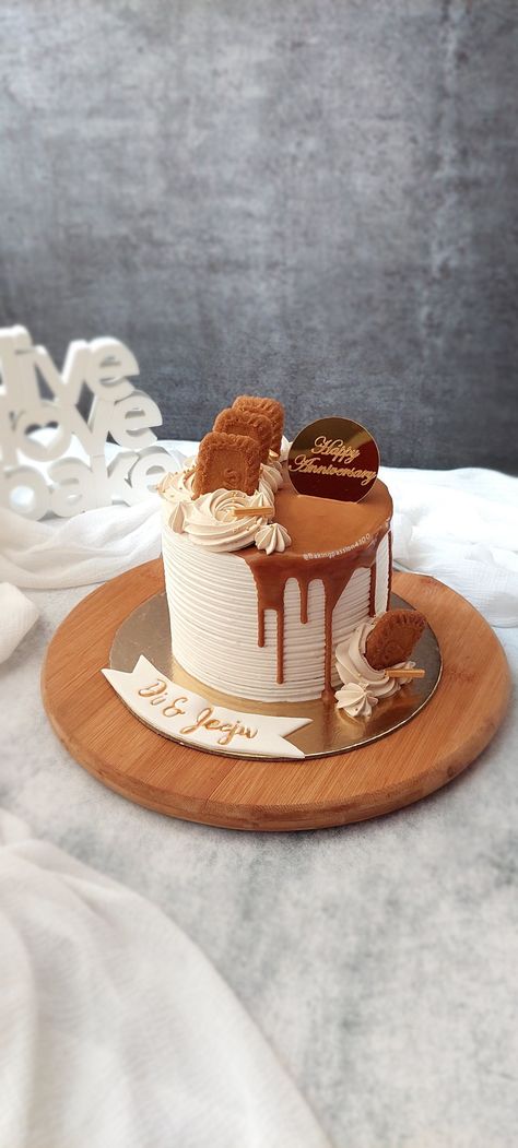 Chocolate Lover Cake Design, Biscoff Celebration Cake, Biscoff Birthday Cake Decoration, Selfie Queen Cake Design, Passion Cake Decoration, Birthday Cake Biscoff, Easy Cake Ideas For Men, Mini Biscoff Cake, Men Cake Decorating Ideas