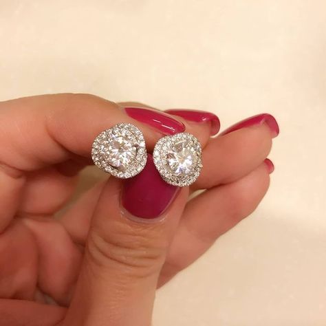 Stunning diamond studs Studded Jewellery, Beautiful Diamond Earrings, Solitaire Earrings, Halo Earrings, Halo Earrings Studs, Earrings Studs, White Gold Earrings, Diamond Stud, Diamond Fashion