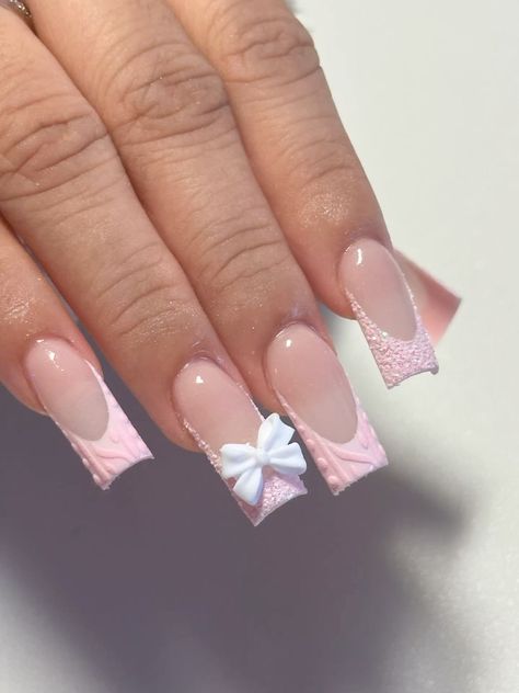 Cute Christmas Nails Medium Length, Medium Nails Christmas, Bday Pink Nails, Pink And White Sweater Nails, Pink And White Xmas Nails, Short Basic Christmas Nails, White French Tip Sweater Nails, Pink Christmas Nails French Tips, Pink Flannel Nails