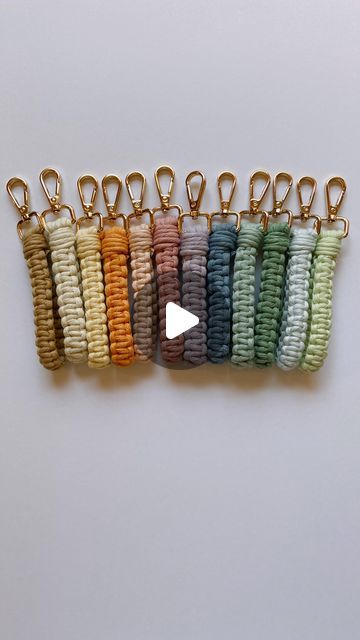 Learn Macrame Tutorials, Macrame Key Chain Tutorials, Easy Macrame Keychain Pattern, Homemade Keychains Diy, Small Macrame Projects For Beginners, Diy Yarn Bracelets, Macrame Finishing Knots, How To Make Macrame Keychains, Macrame Gifts Diy Projects