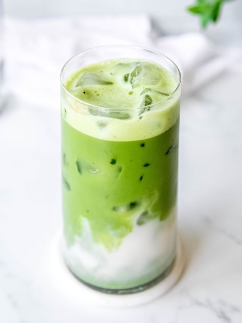 Iced Matcha Latte (Starbucks Copycat) - coffeecopycat.com Starbucks Recipes Drinks, Dunkin Donuts Drinks, Iced Matcha Recipe, Cold Tea Recipes, Matcha Latte Starbucks, Matcha Iced Tea, Starbucks Matcha, Matcha Latte Recipe, Iced Starbucks Drinks