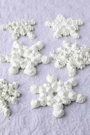 Bournemouth Echo: Meringue Snowflakes Kid Friendly Holiday Recipes, Snowflake Recipes, Cute Christmas Cookies, Holiday Cupcakes, Snowflake Cookies, Edible Crafts, Christmas Party Food, Christmas Cooking, Christmas Goodies