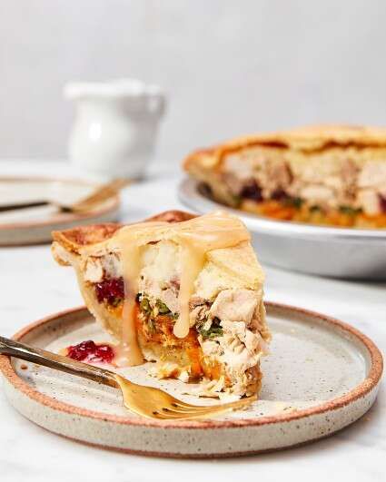 Thanksgiving Pot Pie Leftover, Thanksgiving Pot Pie Recipe, Turkey Dinner Pie, Leftover Thanksgiving Mini Pies, Thanksgiving Leftover Pot Pie, Leftover Pie Filling Recipes, Leftover Thanksgiving Pie, Leftover Turkey Pie, Thanksgiving Casserole Leftovers