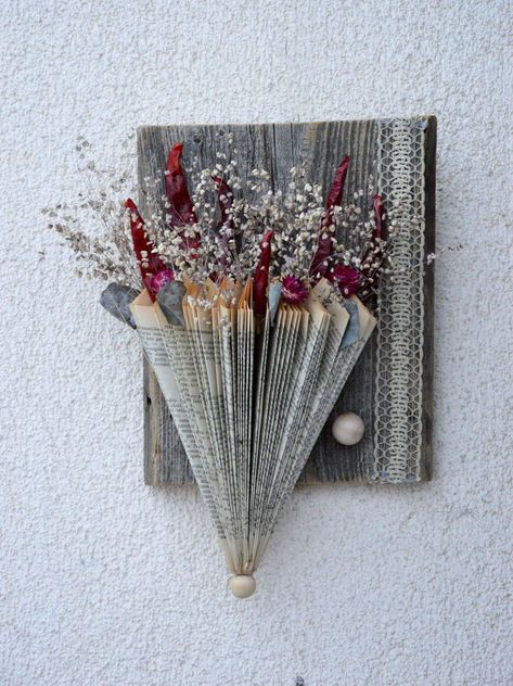 Book Art Sculptures, Old Book Crafts, Book Page Crafts, Magazine Crafts, Book Folding Patterns, Bedroom Crafts, Folded Book Art, Diy Home Decor Bedroom, Book Art Diy