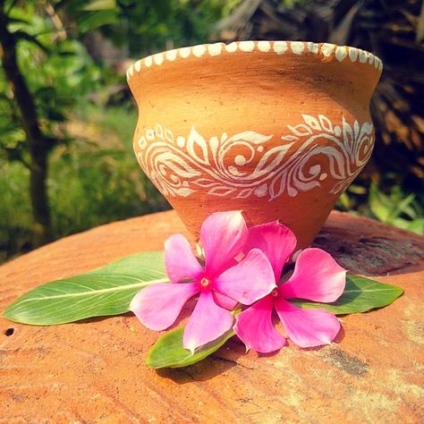 #Art
#artwork
#Design Alpona Design On Pot, Alpona On Pot, Clay Pot Design, Hypnotism Art, Plant Pot Design Ideas, Clay Pot Decorating Ideas, Mud Pot Painting Ideas Indian, Pot Art Design, Bengali Craft