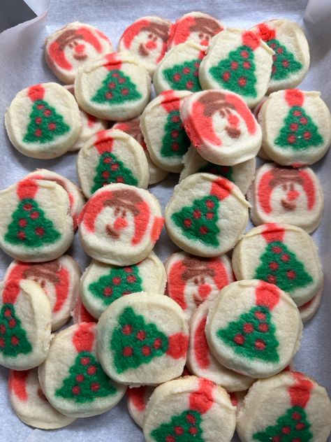 pillsbury winter christmas tree snowman season sugar cookies aesthetic Baking Christmas Cookies Aesthetic, Sugar Cookies Aesthetic, Pillsbury Christmas Cookies, Pillsbury Cookies, Pillsbury Sugar Cookies, Christmas Party Snacks, Cookies Aesthetic, Christmas Cookies Packaging, Winter Christmas Tree