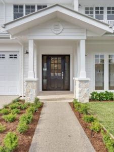 Hezzelic Homes Coastal Hamptons - Intrim Mouldings Hamptons Entrance, Modern Hamptons Exterior, Hamptons Facade Australia, Hamptons Front Door, Hampton Style Homes, Hamptons Style Exterior, Hampton Exterior, Hamptons Exterior, Wall Wainscoting