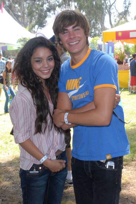 Zac Efron Vanessa Hudgens, Zac And Vanessa, Troy And Gabriella, Zac Efron And Vanessa, High School Musical Cast, High School Music, High School Musical 3, Troy Bolton, Science Student