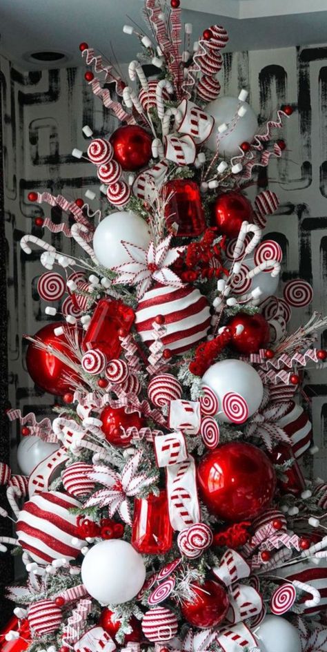 Candy Cane Tree Theme, Candy Inspired Christmas Tree, Candy Cane Christmas Table Decorations, Candy Cane Lane Christmas Tree, Ginger Christmas Tree, Candy Cane Christmas Tree Ideas, Peppermint Christmas Tree Decorations, Candy Cane Christmas Tree Theme Decorating Ideas, Peppermint Themed Christmas Tree