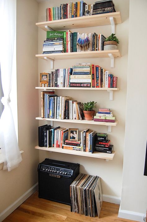 DIY: Simple Bookshelves to Liven Your Living Room File Cabinet Boho, Diy Bookshelf Ideas Small Spaces, Corner Bedroom Bookshelves, Book Display Living Room, Bookends For Floating Shelves, Library In Room Ideas, Simple Library Design, Hanging Bookshelf Ideas, Wall Bookshelves Bedroom