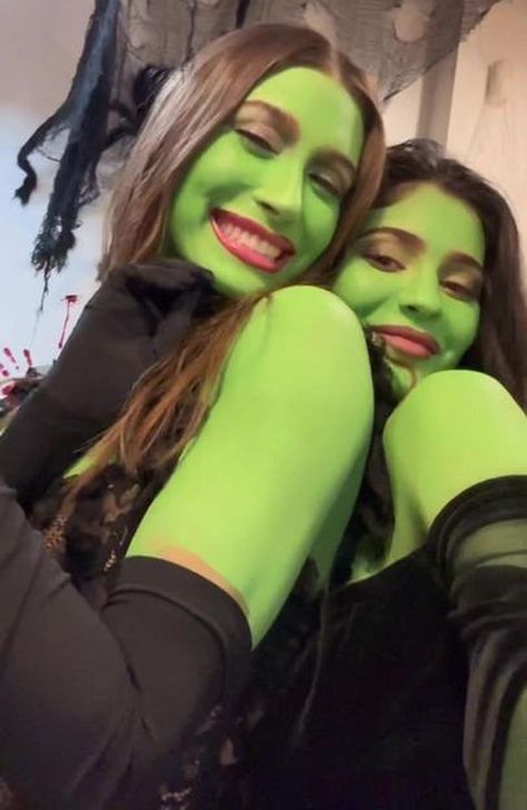 Wicked Witch Costume, Best Celebrity Halloween Costumes, Celebrity Costumes, Witch Costumes, Diy Halloween Costumes For Women, Celebrity Halloween Costumes, Cat Halloween Costume, Witch Halloween Costume, Halloween Costumes Makeup