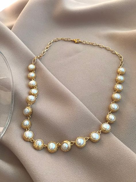 Gold Perle Necklace, Round Pearl Necklace, Gold With Pearl Jewelry, Perls Jewellery Gold, Gilded Age Jewelry, Unique Gold Necklace Designs, Gold Pearl Jewelry Necklace, Pearl Necklace Designs Unique, Latest Pearl Necklace Designs