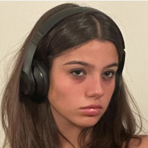 Quiet Girl, Girl With Headphones, Mysterious Girl, Dark Circles Under Eyes, Music Aesthetic, Eye Bags, How To Pose, Girls Makeup, Aesthetic Makeup