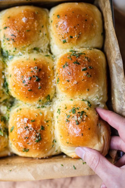 These soft, buttery pull-apart rolls are nothing short of divine. Bring them to your next holiday event, game day celebration, or dinner party as a special treat. Garlic Buns Pull Apart, Garlic Parmesan Dinner Rolls, Garlic Bread Dinner Rolls, Dinner Ideas With Rolls On The Side, Christmas Dinner Party Menus Food Ideas, Garlic Bread Sliders, Homemade Slider Buns, Quick Garlic Bread, Wife Meals