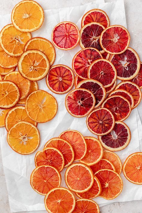 Dry Orange Slices, Blood Orange Vodka, Vodka Sour, Candied Orange Slices, Dark Chocolate Orange, Orange Baking, Citrus Recipes, Orange Wheels, Drink Garnishing