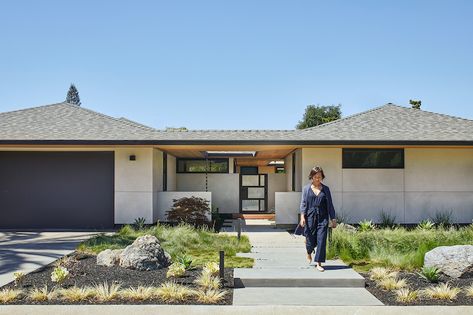 A Japanese Zen Garden Is the Stunning Centerpiece of this Midcentury Modern Home Remodel - SPACES Magazine Mid Century Modern Landscaping Front Yard, Japanese Exterior Design Modern, Japanese Style Front Yard, Zen Exterior House, Zen Garden Front Yard, Modern Home Remodel, Shingles Roof, Stucco Siding, Japanese Zen Garden