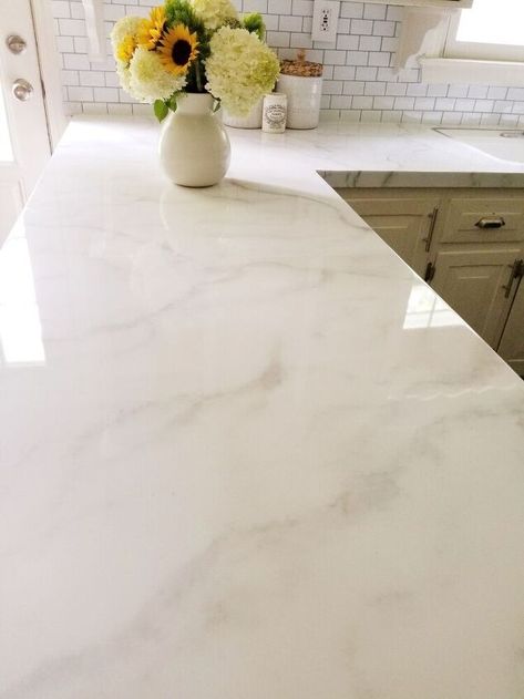 An overview of 9 types of white countertops for your kitchen! This article compares marble, quartz, quartzite, granite, but also concrete, resin epoxy, lava, laminate, and recycled glass countertop. Countertop Concrete, Types Of White, Faux Marble Countertop, White Kitchen Countertops, Countertop Kit, Glass Countertop, White Concrete Countertops, Concrete Countertops Kitchen, Epoxy Countertop