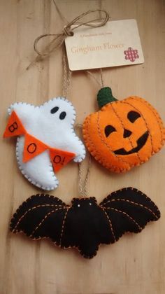 Pin for Later: More Smiles Than Scares: 17 Cute Halloween Decorations For Kids Felt Halloween Elements Etsy seller GinghamFlower's Halloween ornaments ($10) come with three decorations, which can also be made into keychains or brooches. Halloween Felt Crafts, Moldes Halloween, Halloween Hanging Decorations, Bricolage Halloween, Cute Halloween Decorations, Halloween Decorations For Kids, Baby Mobil, Halloween Sewing, Adornos Halloween