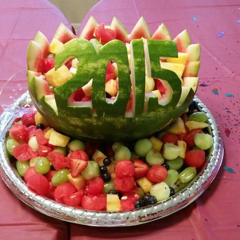 Fruit Basket watermelon for graduation parties this season. College Graduation Party Food, Fruit Basket Cake, Fruit Basket Watermelon, Carved Watermelon, Unicorn Party Food, Basket Cake, Graduation Food, Graduation Party Foods, Graduation Party High