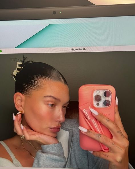 The 👸and the rhode case🩷 Hailey Bieber Selfie, Hailey Baldwin Aesthetic, Hailey Baldwin Nails, Hayley Bieber Nails, Influencer Nails, Haily Baldwin, Hayley Bieber, Hailey Rhode Baldwin, Rhode Skin