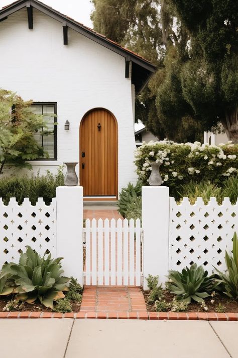 4 Ft Front Yard Fence, Front Porch Fence Ideas, Fence Backyard Ideas, Modern Picket Fence, Front Yard Privacy Landscaping, Front Yard Fence Ideas, Barbie Garden, Yard Privacy, House Entry