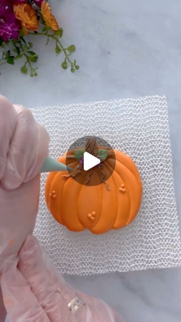 Mary Mansfield on Instagram: "For those of you still enjoying Thanksgiving and fall designs here’s a tip… you can give your pumpkin cookie a more realistic design by dropping the stem down into the shape a bit and adding ridges around it. Use an edible marker to draw your lines. 🧡  #cookietutorial  #cookiedecoratingvideo  #cookievideos #decoratedcookies #pumpkincookie #gourdcookie #fallcookies #royalicing #royalicingcookies #thanksgivingcookies #cookietips  #cookiesofinstagram  #decoratedsugarcookies  #cookiedecorating #rochestercookies" Decorated Pumpkin Cookies Royal Icing, Royal Icing Pumpkins, Pumpkin Shape Cookies, Round Fall Cookies Decorated, Decorated Leaf Cookies, Pumpkin Sugar Cookies Royal Icing, Sugar Cookies Thanksgiving, Pumpkin Cookie Decorating Ideas, Round Thanksgiving Cookies