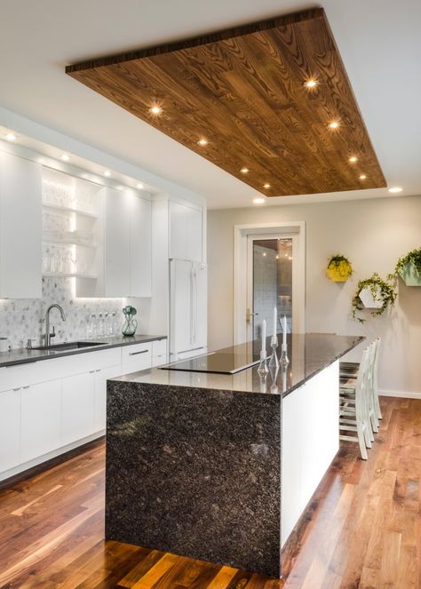 White Kitchen with Wood Ceiling Contemporary White Kitchen, Kitchen Ceiling Design, Best Kitchen Lighting, Kitchen Table Lighting, Kitchen Lighting Design, Black Granite Countertops, Pop Ceiling Design, House Ceiling Design, Ceiling Design Modern