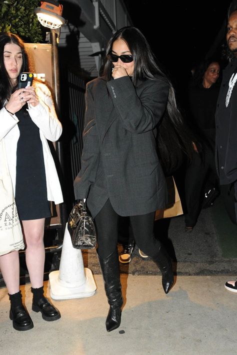 Lauren London Style Outfits, London Street Style Black Women, Mua Outfits Black Casual, Oversized Blazer Outfit Black Women, Blazer With Leggings Outfit Ideas, Blazer Boots Outfit, Big Blazer Outfit, Turtle Neck And Blazer, Leggings And Blazer Outfit