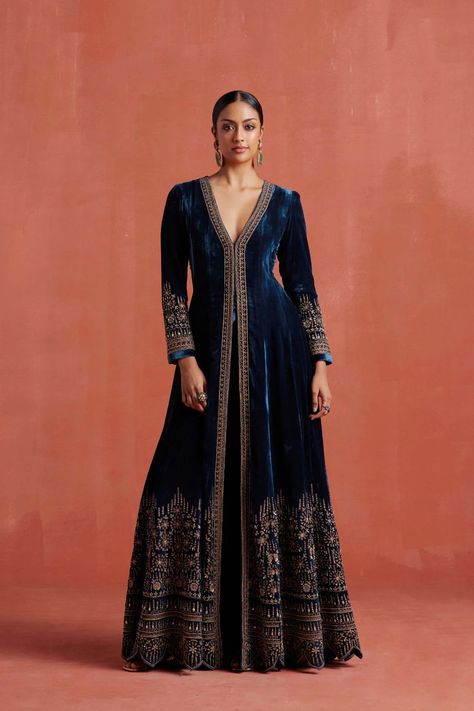 Sureena Chowdhri, Indian Bride Outfits, Velvet Dress Designs, Traditional Indian Dress, Indian Party Wear, Indian Dresses Traditional, Fancy Dresses Long, Traditional Indian Outfits, Indian Bridal Dress