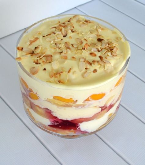 Easy Trifle Recipe Peach Trifle, Trifle Recipes Easy, Easy Trifle, Trifle Dessert Recipes, Christmas Trifle, Christmas Dessert Table, Trifle Desserts, Trifle Recipe, Easy No Bake Desserts