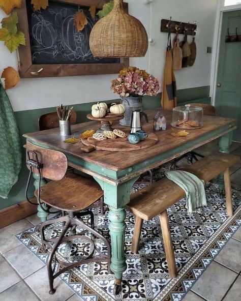 Dapur Rustic, Interior Vintage, Deco Retro, Bank Holiday, Rustic Dining Table, Rustic Kitchen, Country Kitchen, Home Decor Kitchen, Home Decor Ideas