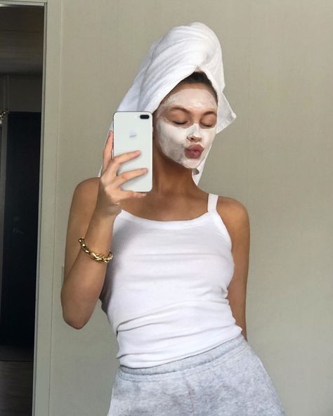 Felicia Wedin’s Instagram post: “Home spa and iced coffee” Face Mask Aesthetic, Mask Aesthetic, Face Roller, Healthy Girl, Healthy Lifestyle Inspiration, Coffee Coffee, 가을 패션, Insta Photo Ideas, Aesthetic Girl