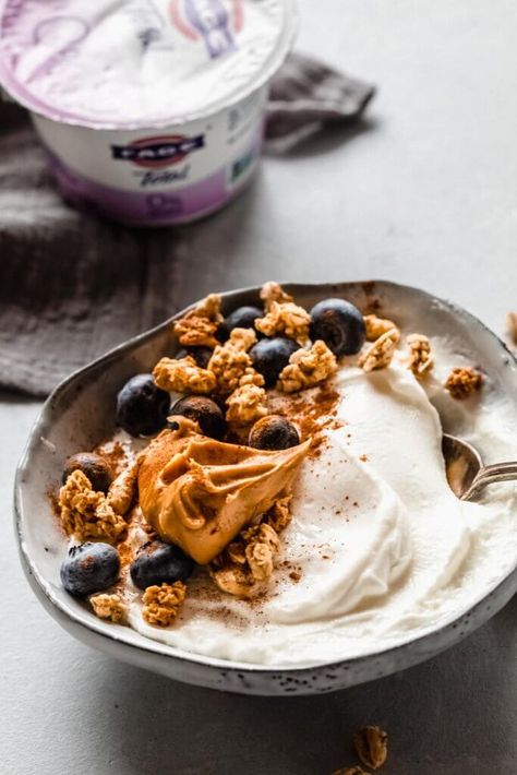 Greek Yogurt Breakfast Bowls // 5 Ways + VIDEO Granola With Yogurt Breakfast Ideas, Yogurt Bowl With Peanut Butter, Breakfast Granola Bowl, Greek Yogurt With Granola, Yogurt Toppings Healthy, Granola With Yogurt, Granola And Yogurt Breakfast, Yogurt Breakfast Recipes, Granola Bowl Breakfast