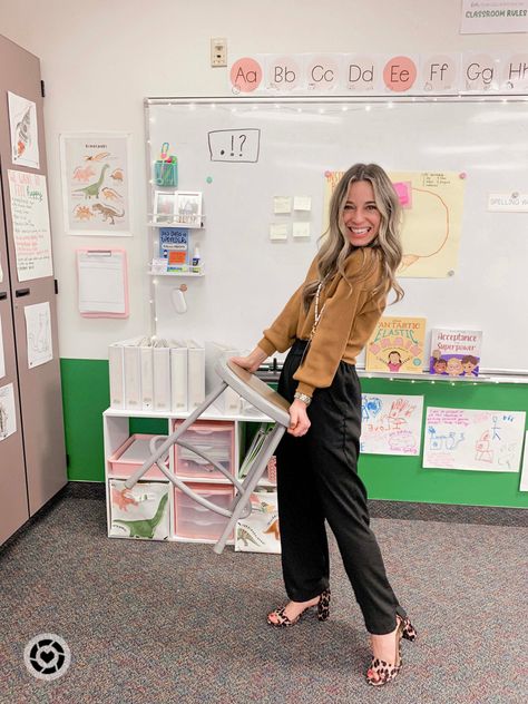 Primary Teaching Outfits, Teacher Outfits With Heels, Teacher Outfits Elementary Aesthetic, Teacher Autumn Outfits, Teacher Class Picture Outfit, Teacher Practicum Outfits, Teachers Winter Outfits, Teacher Outfits Elementary Dresses, Flowy Pants Teacher Outfit