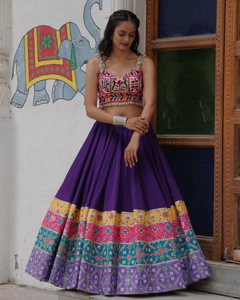 Elegant purple lehenga with intricate Patola prints and matching Gamthi work blouse, featuring stunning Kodi detailing. A perfect blend of tradition and style! @rups_boutique #NavratriCelebrations #GarbaOutfitInspo #navratrifashion Gujarati Outfits, Gamthi Blouse Designs, Trending Lengha, Purple Chaniya Choli, Navratri Ideas, Gamthi Work, Navratri Outfits, Kutchi Work, Lengha Blouse Designs