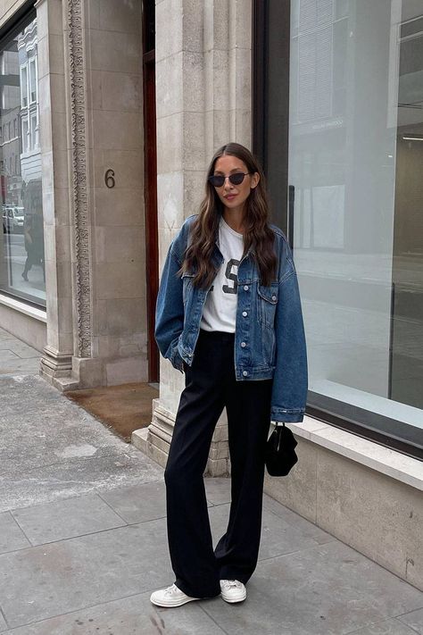 10 Cool Denim-Jacket Outfits That Prove the Staple Is Back | Who What Wear Spring Outerwear, Black Pants Outfit, Moda Denim, Jean Jacket Outfits, Denim Jacket Outfit, Outfit Jeans, 가을 패션, Casual Style Outfits, Mode Inspiration