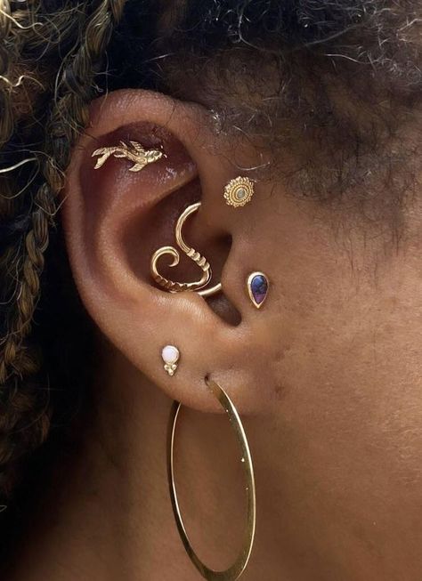 Boho Piercings, Earthy Piercings, Piercing Inspo, Ear Art, Helix Piercing Jewelry, Cool Ear Piercings, Pretty Ear Piercings, Dope Jewelry, Jewelry Lookbook