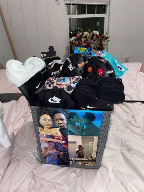 Baskets for my boyfriend 👩🏽‍❤️‍💋‍👨🏾 Boyfriends Easter Basket Ideas, Cute Birthday Gifts For Your Boyfriend, Shoes To Get Your Boyfriend, Cute Boo Baskets For Boyfriend, Gifts For Boyfriend Birthday Basket, Boyfriend Random Gifts, Care Baskets For Boyfriend, Gift Basket For Stud Girlfriend, Boyfriend Gift Basket Anniversary