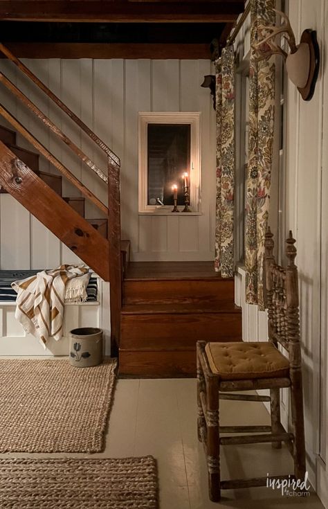 Historic Cabin Renovation, Small Stairwell Ideas, Cabin Stairs To Loft, Small Cottage Homes Interior, Cabin Staircase, Antique Staircase, Cabin Decor Kitchen, Tiny Cabins Interiors, Salons Cottage