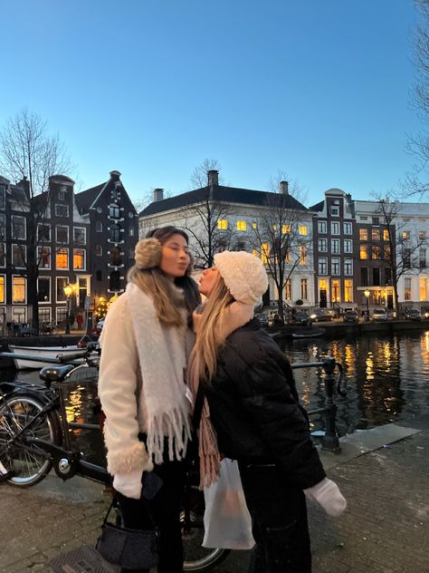 Amsterdam Christmas Outfits, Amsterdam Fits Winter, Amsterdam December Outfit, Outfit Inspo Winter Aesthetic, Amsterdam In Winter Outfits, Cold Winter Style, Amsterdam With Friends Aesthetic, Amsterdam Winter Style, Winter Sweden Outfit