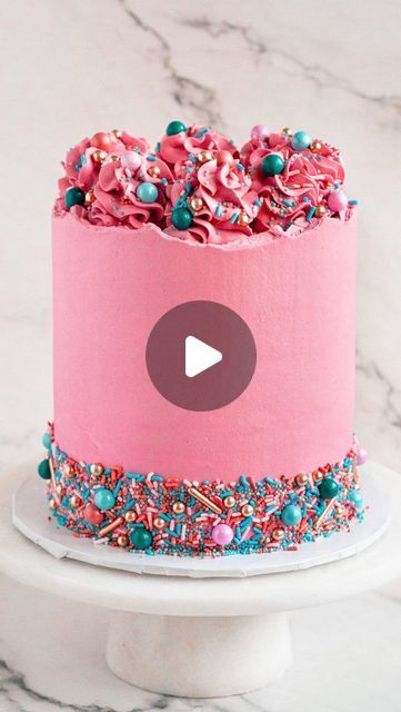 Katie Stymiest on Instagram: "Another #RealTime video showing you that it takes a full 90 seconds to pipe these frosting swirls. Don’t try to rush going around and up with your piping bag. Slow, steady, even pressure as you build each swirl up. Any questions? #caketutorial #cakevideo #buttercreampiping #howtodecorateacake #cakedecorating #wilton1m #caketipsandtricks" Piping Top Of Cake, Piping On Top Of Cake, Wilton 1m, Cake Piping, How To Make Frosting, Wilton Cake Decorating, Piping Bag, Ribbon Decorations, Wilton Cakes