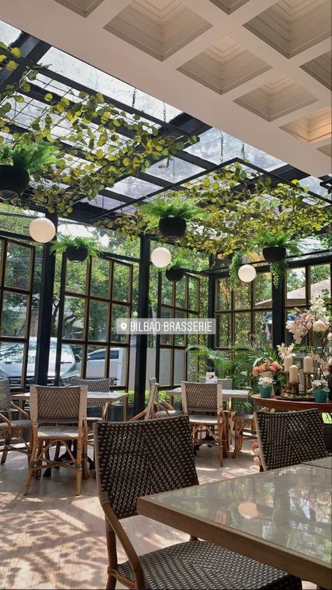 French Cafe Exterior, Cafe Bistro Design, Green House Restaurant, Garden Restaurant Design, Rooftop Restaurant Design, Home Decor Ideas Bedroom, Modern Restaurant Design, Outdoor Restaurant Design, Home Decor Wallpaper