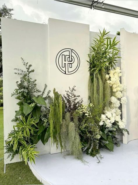 Greenery Wall Decor, Wedding Planning Decor, Wedding Backdrop Design, Wedding Backdrop Decorations, Flower Installation, Wedding Decor Style, 15 Diy, Outdoor Wedding Decorations, Backdrop Design