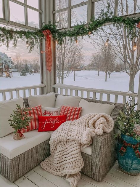 Christmas Decor Screened Porch, Christmas Screened Porch Decor, Christmas Screened In Porch, Screened Porch Christmas Decor, Christmas Screened Porch, Cozy Screened In Porch, Charleston Christmas, Garden Christmas Decor, Christmas Beach