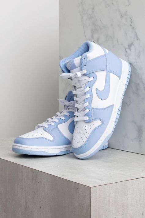 Versatility is Key: Spring Shoe Styles for City Life and Weekend Adventures Nike Dunk High Aluminum, Cute Jordans, Storage Shoes, Casual Shoes Women Sneakers, Nike Shoes Women Fashion, Pretty Sneakers, Streetwear Chic, Nike Fashion Shoes, Preppy Shoes