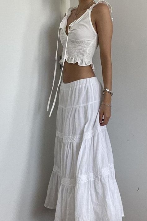 Summer outfits White maxi skirt flowy white skirt beach outfits White Skirt Brown Top, White Skirt And White Top Outfit, Skirt Fits Aesthetic, All White Outfit Aesthetic, Bohemian Style Outfits, Flowy Skirt Outfit, White Maxi Skirt Outfit, Long White Skirt, White Skirt Summer