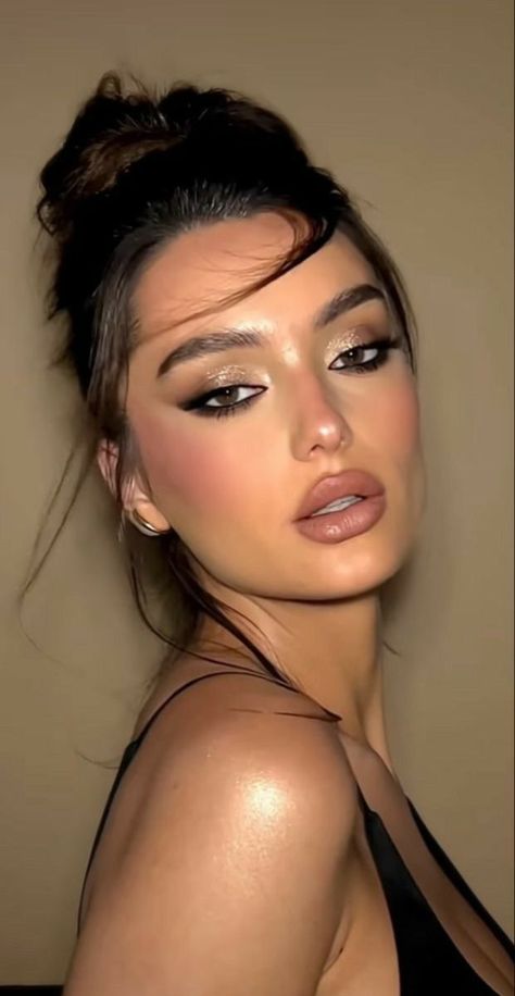 Nighttime Eyeshadow Looks, Makeup Going Out Night, Simple Date Makeup Looks, Soft Romantic Makeup Looks, Fancy Dinner Makeup, Simple Night Out Makeup, Evening Makeup Looks Night, Makeup Looks Burgundy, First Date Makeup Ideas