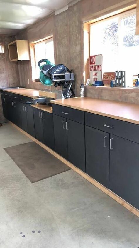 Garage Upper Cabinets Diy, Garage Work Station Ideas, Shop Work Bench Ideas, Garage Work Bench Ideas, Woodshop Cabinets, Workshop Organisation, Miter Station, Officine In Garage, Garage Woodshop