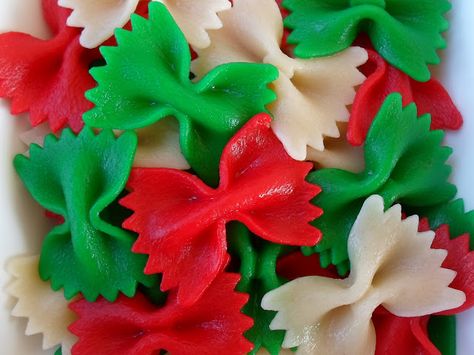 Happier Than A Pig In Mud: Christmas Bows -Red and Green Dyed Pasta Red And Green Dinner Christmas, Red And Green Dinner, Red And Green Food Christmas Parties, Red Foods For Color Party, Red And Green Christmas Party, Red And Green Food, Green Food Party, Grinch Food, Dyed Pasta