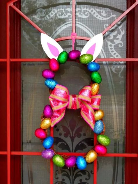 Easy Easter Door Decorations, Plastic Egg Wreath, Plastic Egg Crafts, Easter Wreaths Diy, Easter Crafts To Sell, Happy Easter Decoration, Diy Easter Wreath, Easter Egg Wreath Diy, Easter Crafts Dollar Store